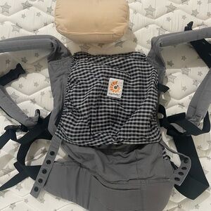 Ergobaby Gray and Black Bag with Classic Design